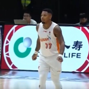 电竞世界杯-超级得分手！皮特森半场15分钟 9中5&amp;罚球7中7砍下20分4板3助